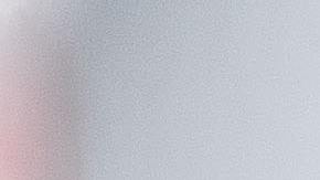 Foto de una persona en un vehículo Tesla mirando una tarjeta