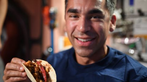 Astronauta con taco de chile cultuvado en el espacio