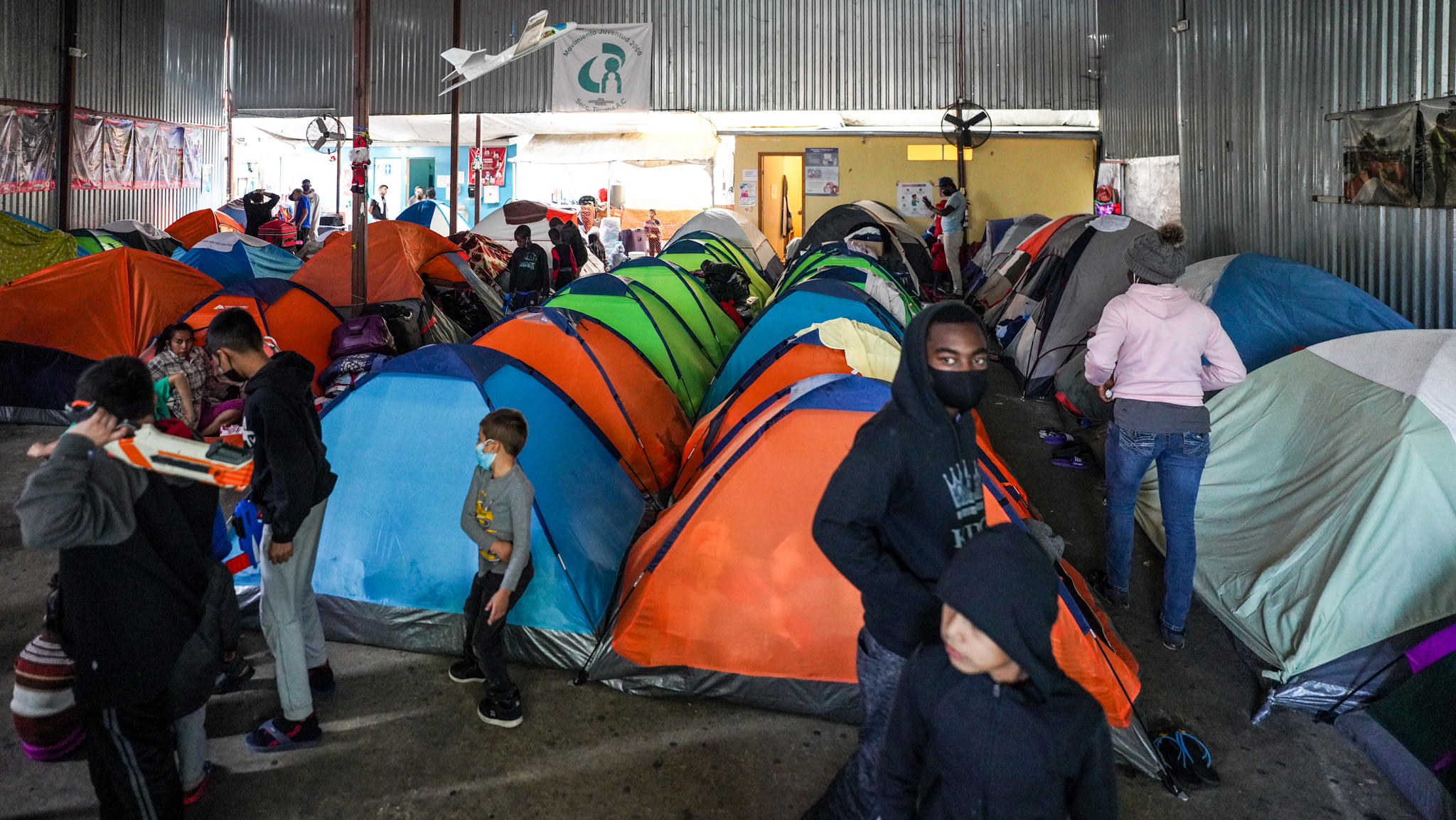 Llegaron con ropa alimentos y juguetes pero la necesidad era