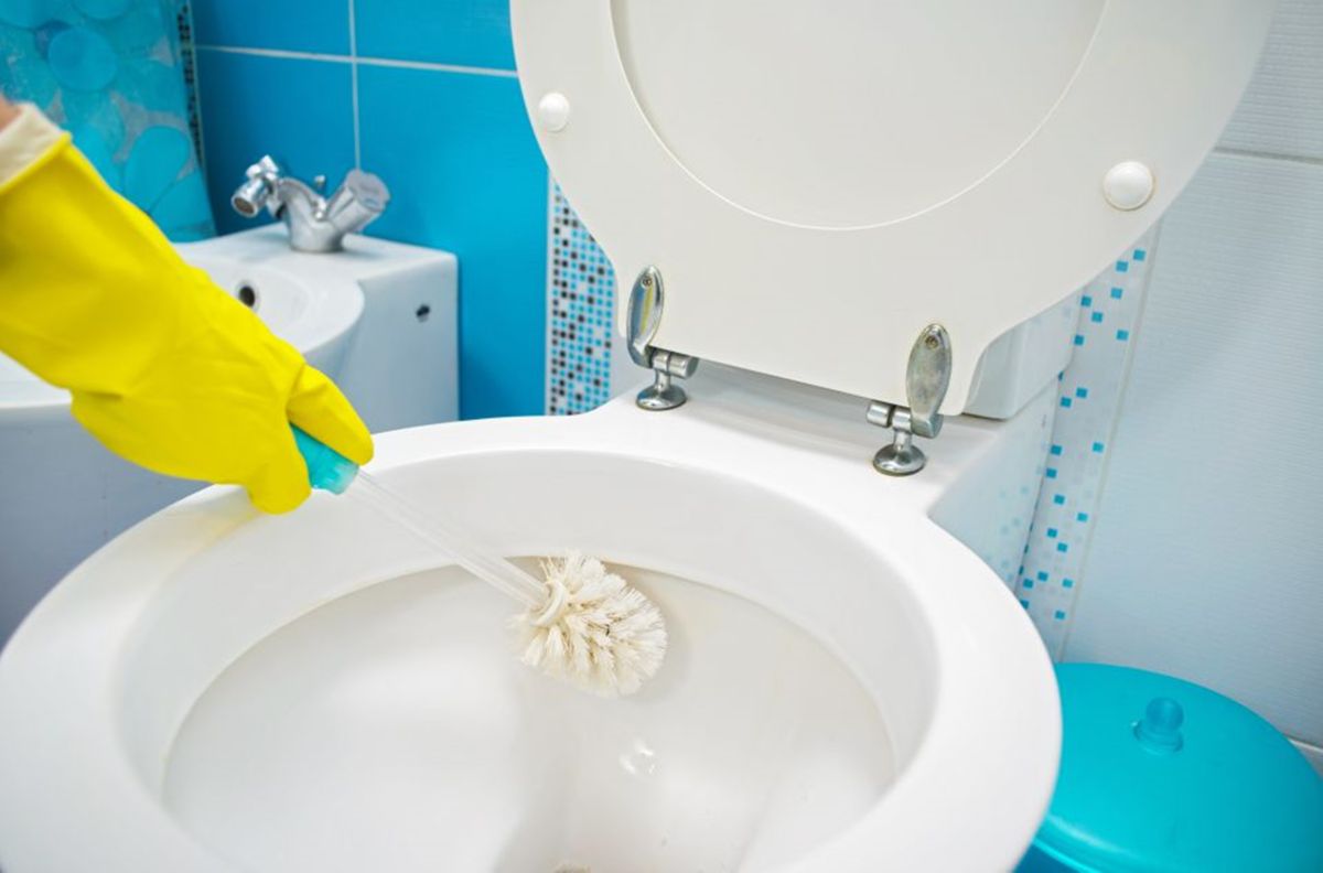 3 productos esenciales de limpieza para mantener tu baño reluciente