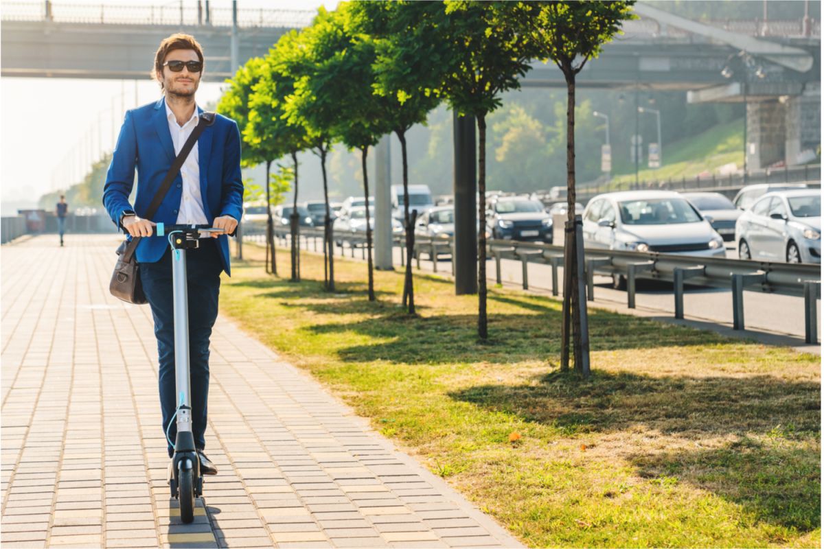 Tanto los scooters como las bicicletas eléctricas te permitirán desplazarte sin esfuerzo evitando el tránsito