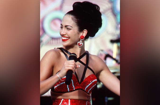 Jennifer López personificando a Selena Quintanilla en película 'Selena'.