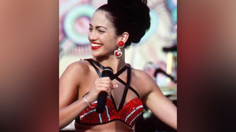 Jennifer López personificando a Selena Quintanilla en película 'Selena'.