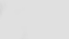 Foto de las manos de un conductor sobre el volante