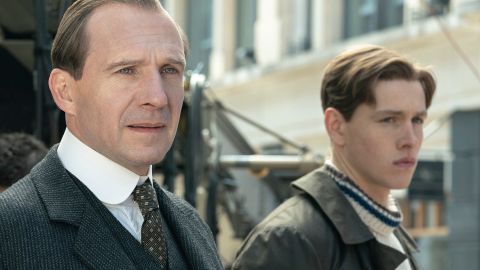 Ralph Fiennes es el Duque de Oxford y Harris Dickinson es su hijo Conrad en "The King's Man".