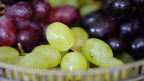 Entre los rituales más populares para recibir Año Nuevo se encuentra comer 12 uvas.