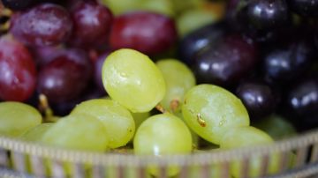 Entre los rituales más populares para recibir Año Nuevo se encuentra comer 12 uvas.