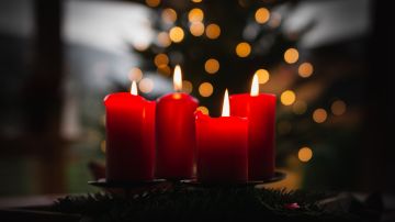 Las velas rojas, que son de las más comunes en Navidad, simbolizan la fuerza y el amor.
