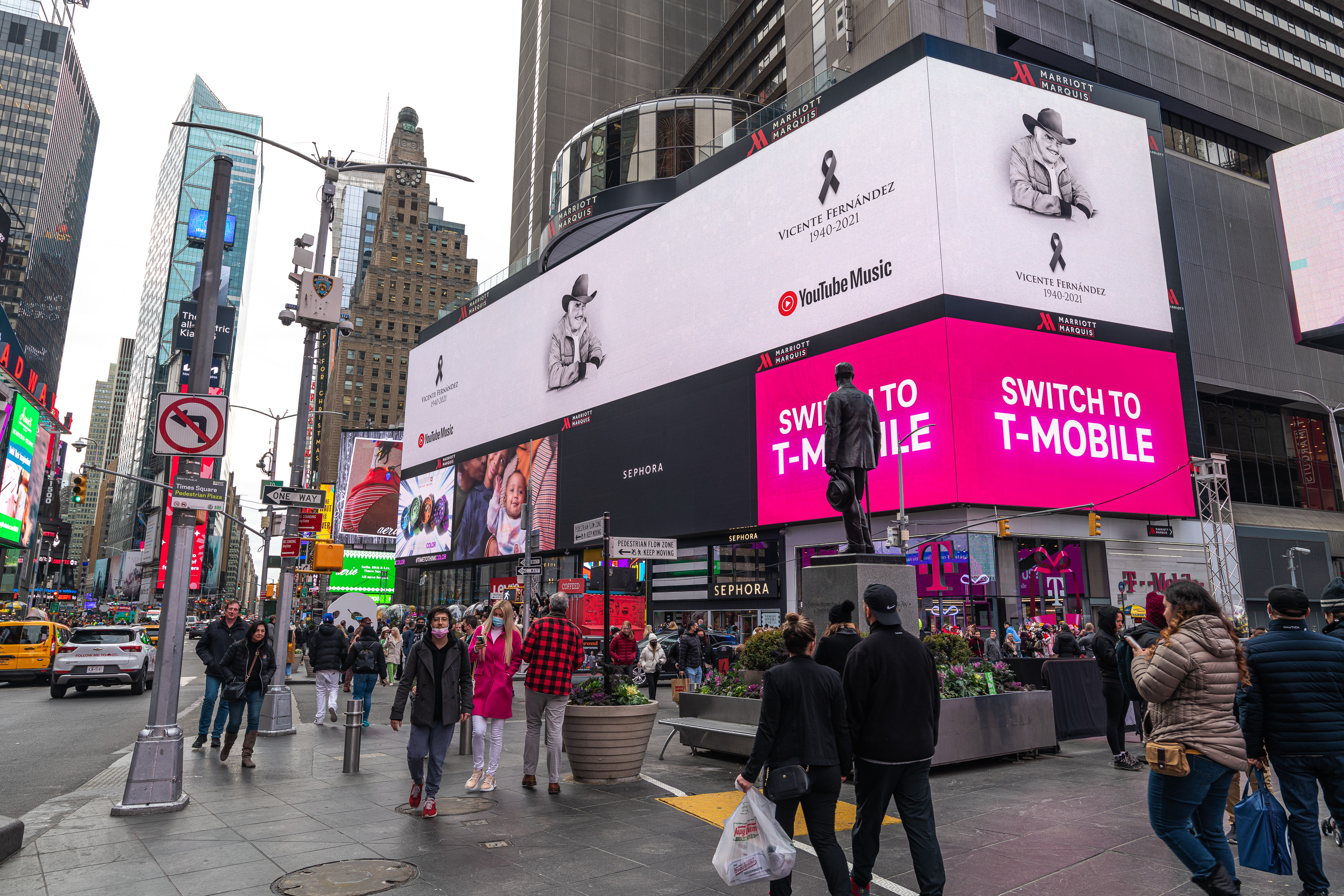 Vicente Fernández appears in Times Square in YouTube Music tribute