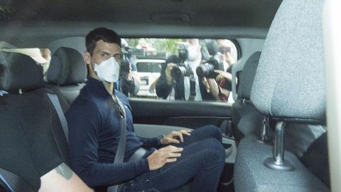 Novak Djokovic camino al Tribunal que decidirá si es deportado de Australia.