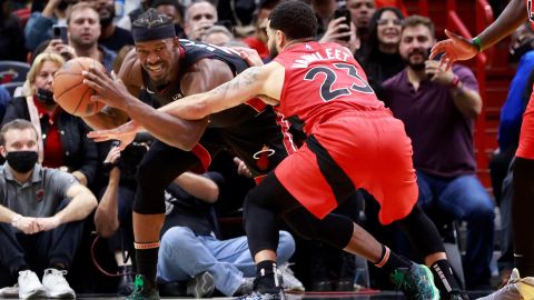 El Miami Heat y los Toronto Raptors jugaron tres tiempos suplementarios.