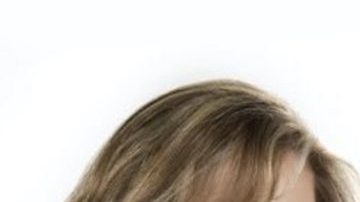 Octavio Ocaña junto a la actriz Ana Bertha Espín y César Bono en la serie 'Vecinos'.