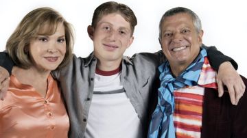 Octavio Ocaña junto a la actriz Ana Bertha Espín y César Bono en la serie 'Vecinos'.