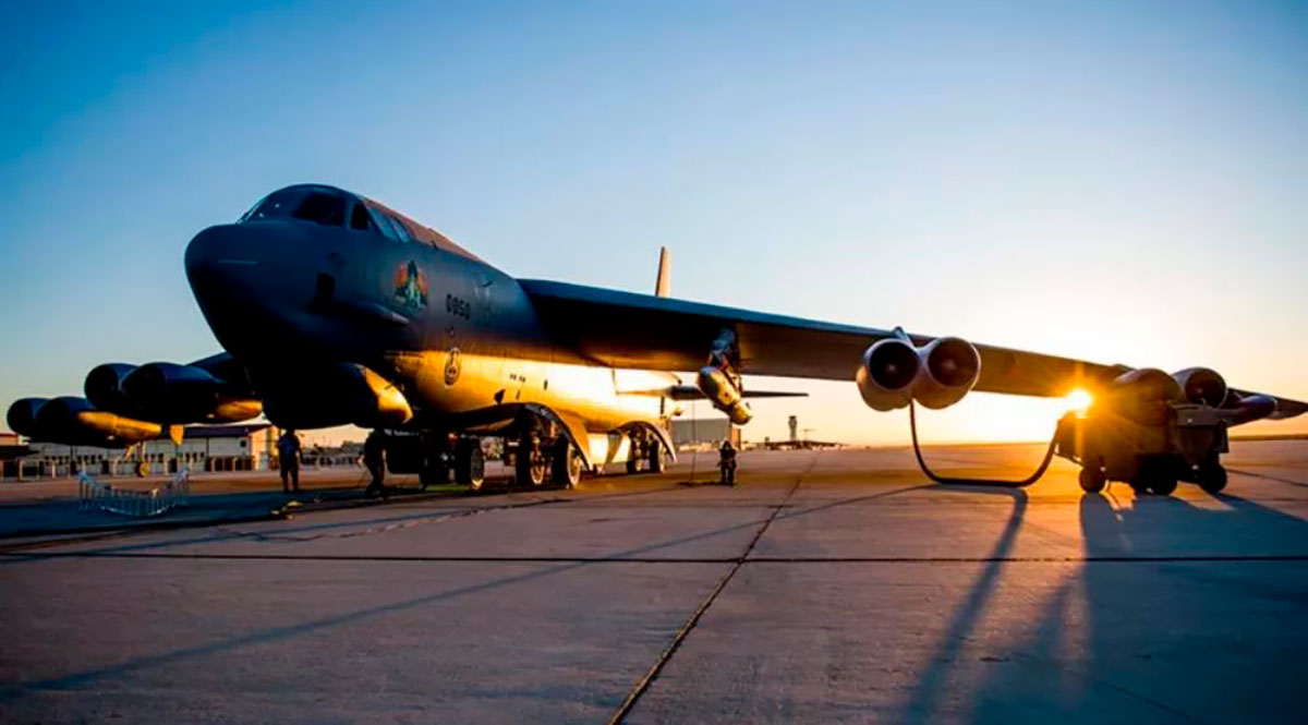 Un B-52H Stratofortress se prepara para un vuelo de prueba con el misil hipersónico AGM-183A, en California, 2020.