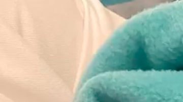 Encuentran un bebé recién nacido abandonado en el cubo de basura del baño de un avión