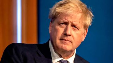 Los tragos en Downing Street durante la estricta cuarentena de 2020 que ponen contra las cuerdas a Boris Johnson en Reino Unido