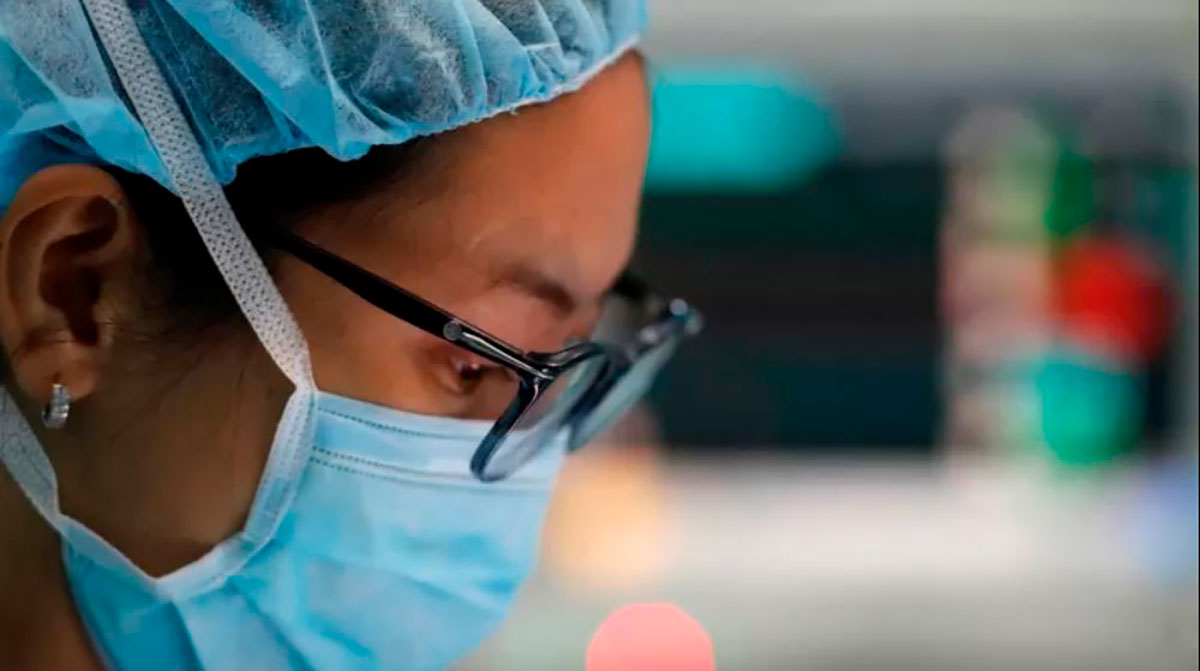 Las mujeres tienen un 32% más de probabilidades de morir cuando son operadas por cirujanos hombres en comparación con cirujanas mujeres, según un estudio reciente.