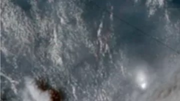 Erupción del volcán submarino cerca de Tonga