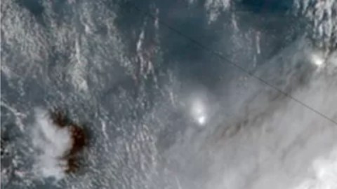 Erupción del volcán submarino cerca de Tonga