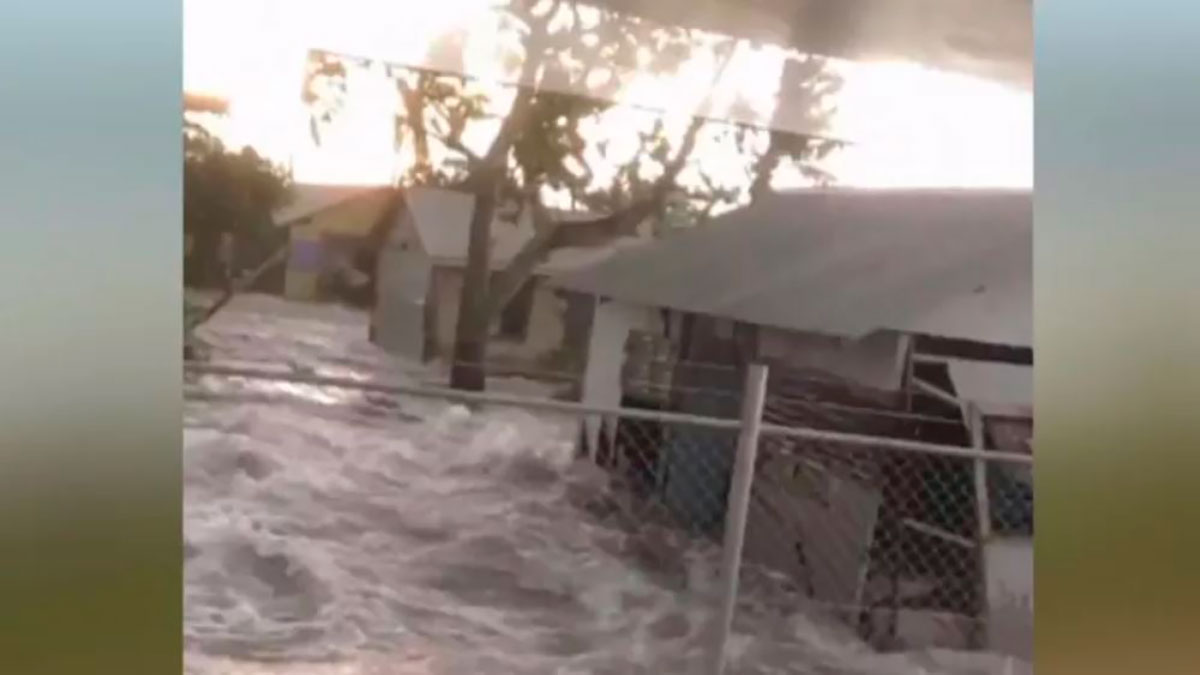 Video sin verificar donde se muestra el agua arremetiendo contra una iglesia.