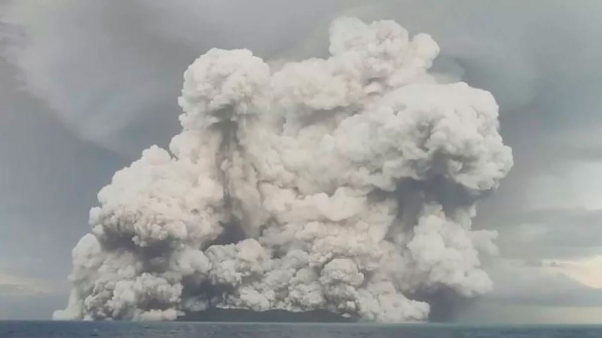 Tonga: ¿cómo es un volcán submarino y por qué fue tan violenta la erupción que desató un tsunami en el Pacífico Sur?
