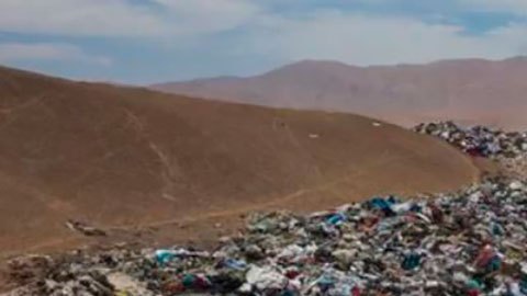 "Hemos transformado nuestra ciudad en el basurero del mundo": el inmenso cementerio de ropa usada en el desierto de Atacama