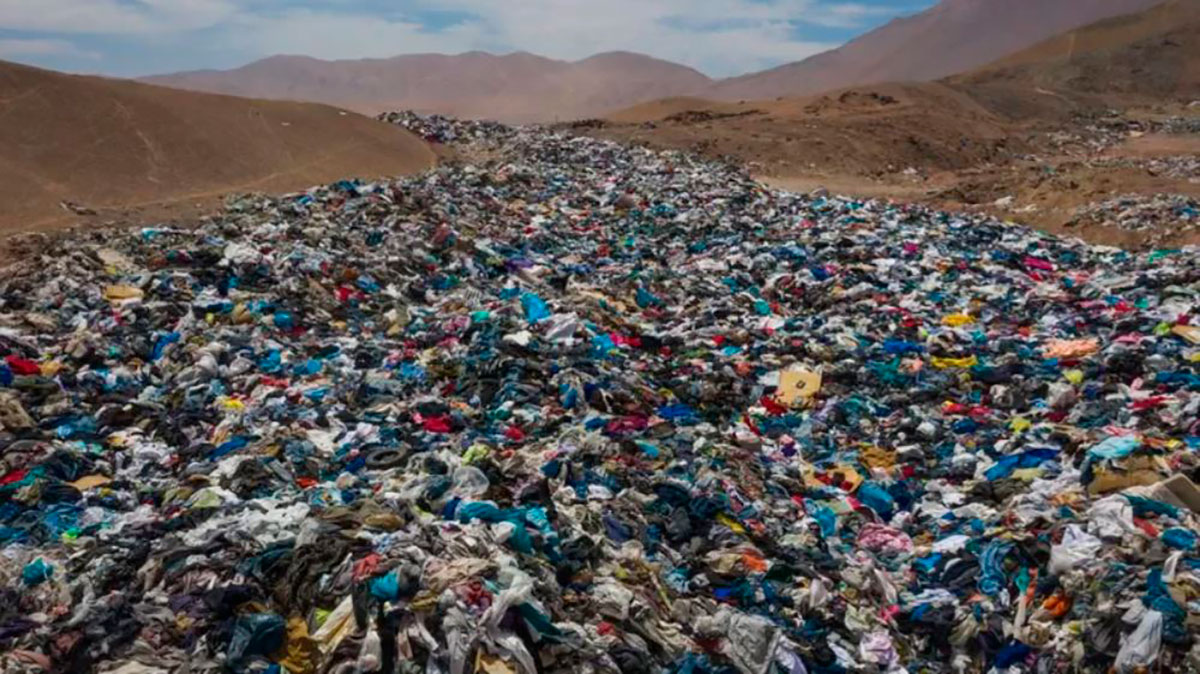 “Hemos transformado nuestra ciudad en el basurero del mundo”: el inmenso cementerio de ropa usada en el desierto de Atacama