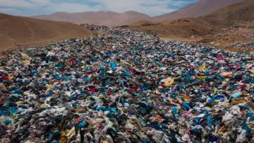 "Hemos transformado nuestra ciudad en el basurero del mundo": el inmenso cementerio de ropa usada en el desierto de Atacama