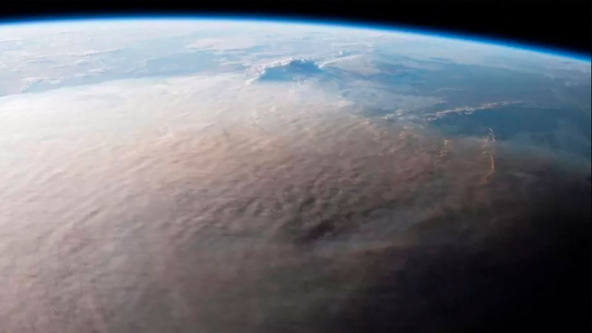La erupción arrojó material a una altura de hasta 50 km. Esta foto de la explosión fue tomada por un astronauta en la Estación Espacial Internacional.