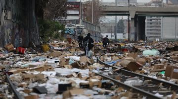 El basurero de cajas robadas y vaciadas cerca del centro de Los Ángeles.