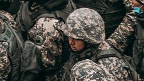 Policías antidisturbios de Kazajistán vigilan movilizaciones.