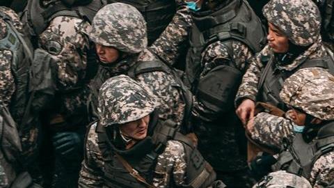 Policías antidisturbios de Kazajistán vigilan movilizaciones.