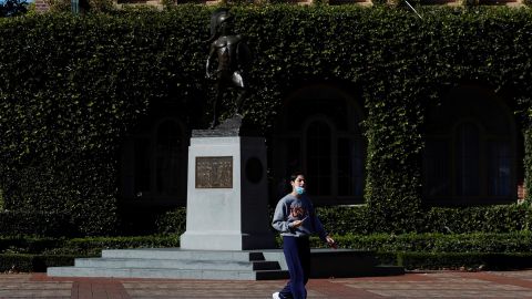 Los Angeles (United States), 11/01/2022.- A person walks across campus at the University of Southern California as the spring semester begins remotely amid concerns over the new omicron variant in Los Angeles, Calfornia, USA, 11 January 2022. Students and staff are required to get their COVID-19 vaccine booster shots and proof of a negative COVID-19 test to return to classes in-person starting 18 January 2022 (Estados Unidos) EFE/EPA/CAROLINE BREHMAN