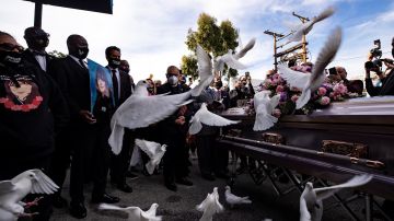 Gardena (United States), 10/01/2022.- Valentina's mother Soledad Peralta (L) watches as doves are released over her daughter's coffin during the funeral of Valentina Orellana Peralta at the City of Refuge Church in Gardena, California, USA, 10 January 2022. 14 Year-old Valentina Orellana Peralta was killed by an LAPD officer stray bullet while shopping on December 23rd 2021. (Estados Unidos) EFE/EPA/ETIENNE LAURENT