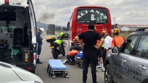 El ciclista Egan Bernal chocó contra la parte posterior de un autobús durante un entrenamiento.