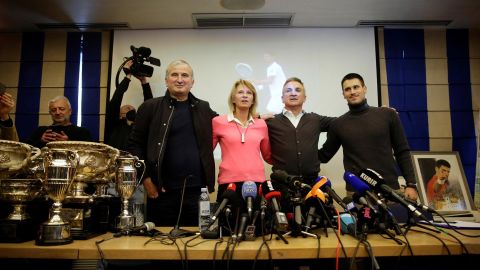 La familia del tenista Novak Djokovic ofreció una rueda de prensa este lunes.