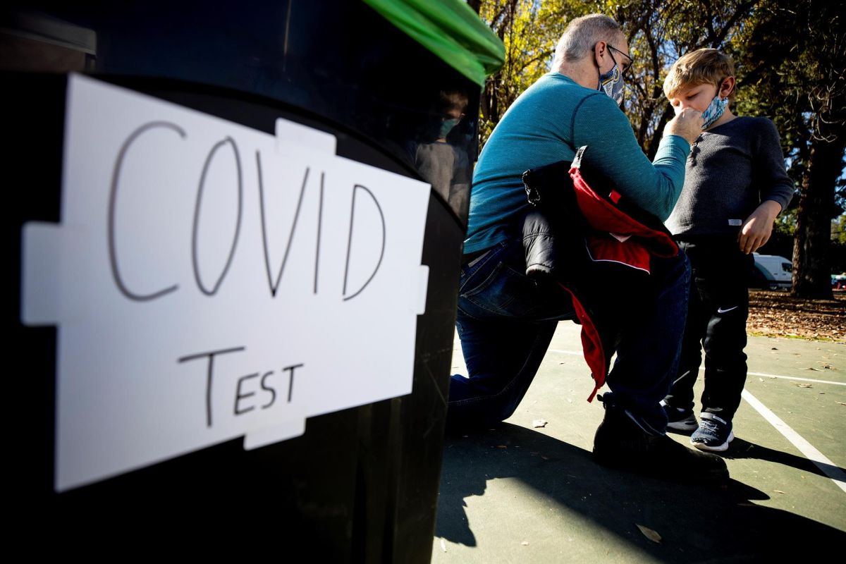 Los Angeles (United States), 03/01/2022.- Matt (L) administers a Covid-19 test on his son Adam (R), 5 years-old, at a pop-up testing site in Los Angeles, California, USA, 03 January 2022. According to latest reports Los Angeles County is facing its highest rate of coronavirus transmission since the early stages of the pandemic. Over the last week, more than one in five of those tested were positive, and 45000 new cases were detected over the weekend. (Estados Unidos) EFE/EPA/ETIENNE LAURENT