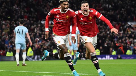 Marcus Rashford (i) marcó el gol ganador para el Manchester United.