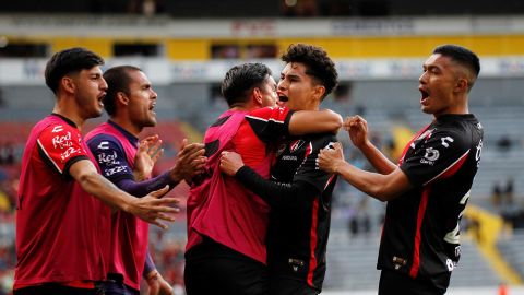 Los jugadores del Atlas celebran el autogol de San Luis.