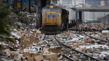 Los Angeles (United States), 15/01/2022.- Thousands of opened packages litter the train tracks after being looted from a Union Pacific line hauling Fed Ex, UPS and other box cars through the Lincoln Heights area of Los Angeles, California, USA, 15 January 2022. (Abierto, Estados Unidos) EFE/EPA/DAVID SWANSON