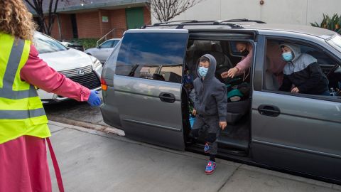 Los niños regresan a clases bajo estrictos protocolos contra covid. (Cortesía Condado de Los Ángeles)