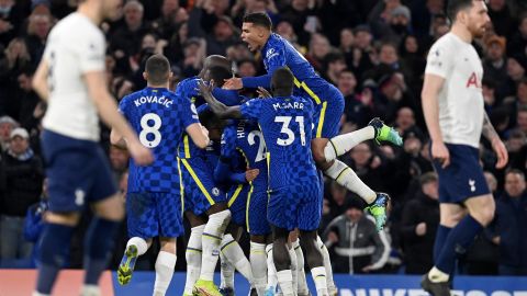 Eufórica celebración en el Chelsea tras el golazo de Ziyech.