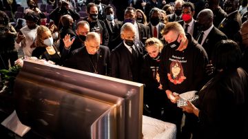 Gardena (United States), 10/01/2022.- Valentina's mother Soledad Peralta (2ndR), and her father Juan Pablo Orellana Larenas (R) react over the coffin of their daughter next to civil rights leader Reverend Al Sharpton (2ndL) during the funeral of Valentina Orellana Peralta at the City of Refuge Church in Gardena, California, USA, 10 January 2022. 14 Year-old Valentina Orellana Peralta was killed by an LAPD officer stray bullet while shopping on 23 December 2021. (Estados Unidos) EFE/EPA/ETIENNE LAURENT
