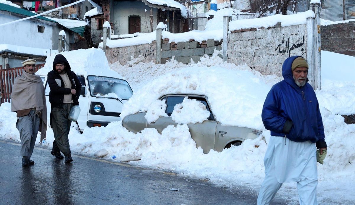 Stranded by snow, at least 22 tourists die in their cars due to cold in Pakistan