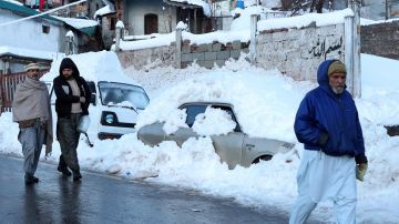 Decenas de personas murieron de hipotermia cuando sus coches se atascaron precisamente por el mal tiempo en una carretera de Pakistán.