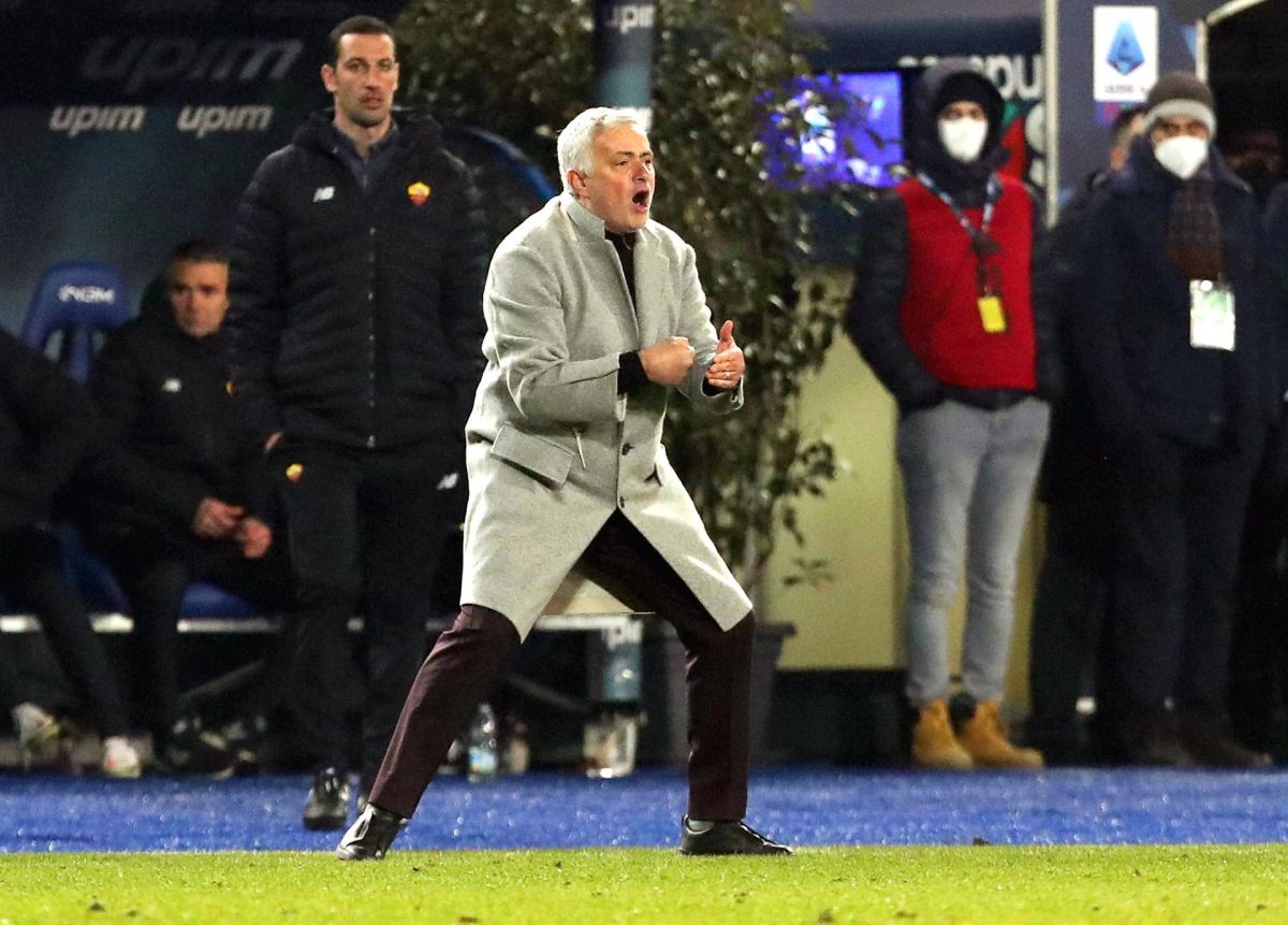José Mourinho dirige al AS Roma a un posible éxito en la Serie A italiana.