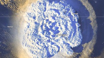 Imagen de satélite de la impresionante erupción en los mares de Tonga.
