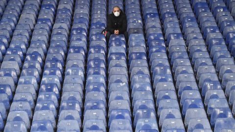 Un solitario aficionado del Genoa fue testigo de la derrota contra la Spezia.