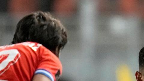 El árbitro usó un palo de escoba como banderín.