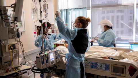 La Mesa (United States), 12/01/2022.- Nurses and caretakers treat a Covid-19 patient in the ICU (Intensive Care Unit) of the Sharp Grossmont Hospital amid the coronavirus pandemic in La Mesa, East of San Diego, California, USA, 11 January 2022. The number of patients, who contracted the coronavirus, exploded in the recent weeks and US hospitals reportedly are currently caring for the highest number of patients since the beginning of the pandemic. (Estados Unidos) EFE/EPA/ETIENNE LAURENT ATTENTION: This Image is part of a PHOTO SET